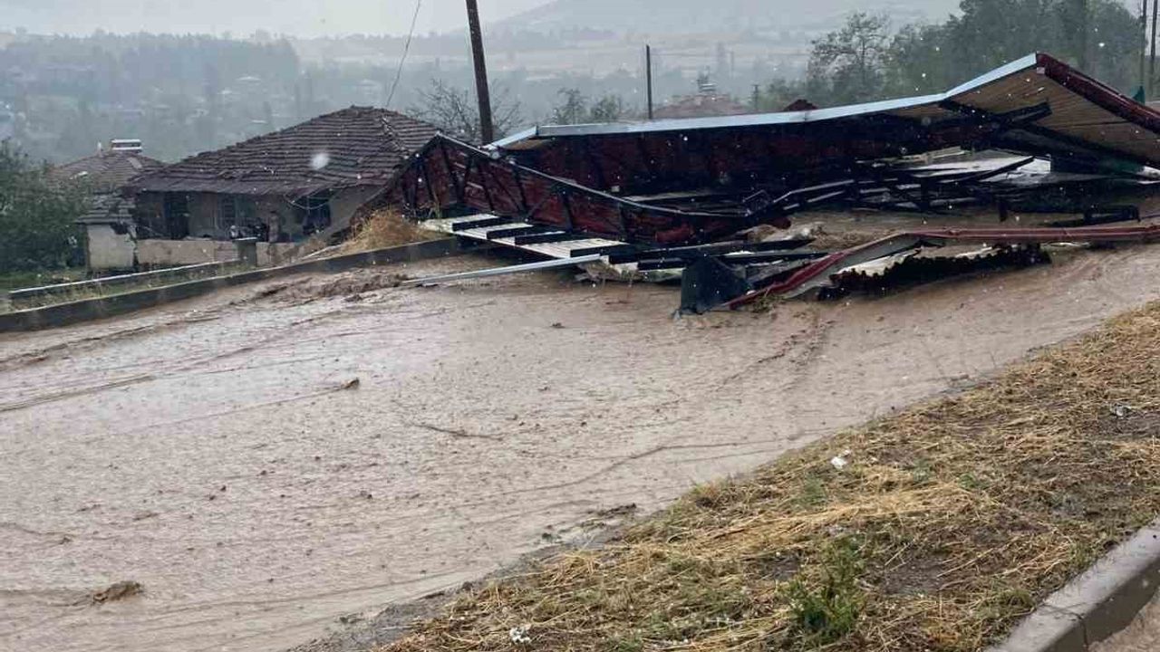 Taşova'da ani fırtına ve dolu evleri ve tarımı vurdu