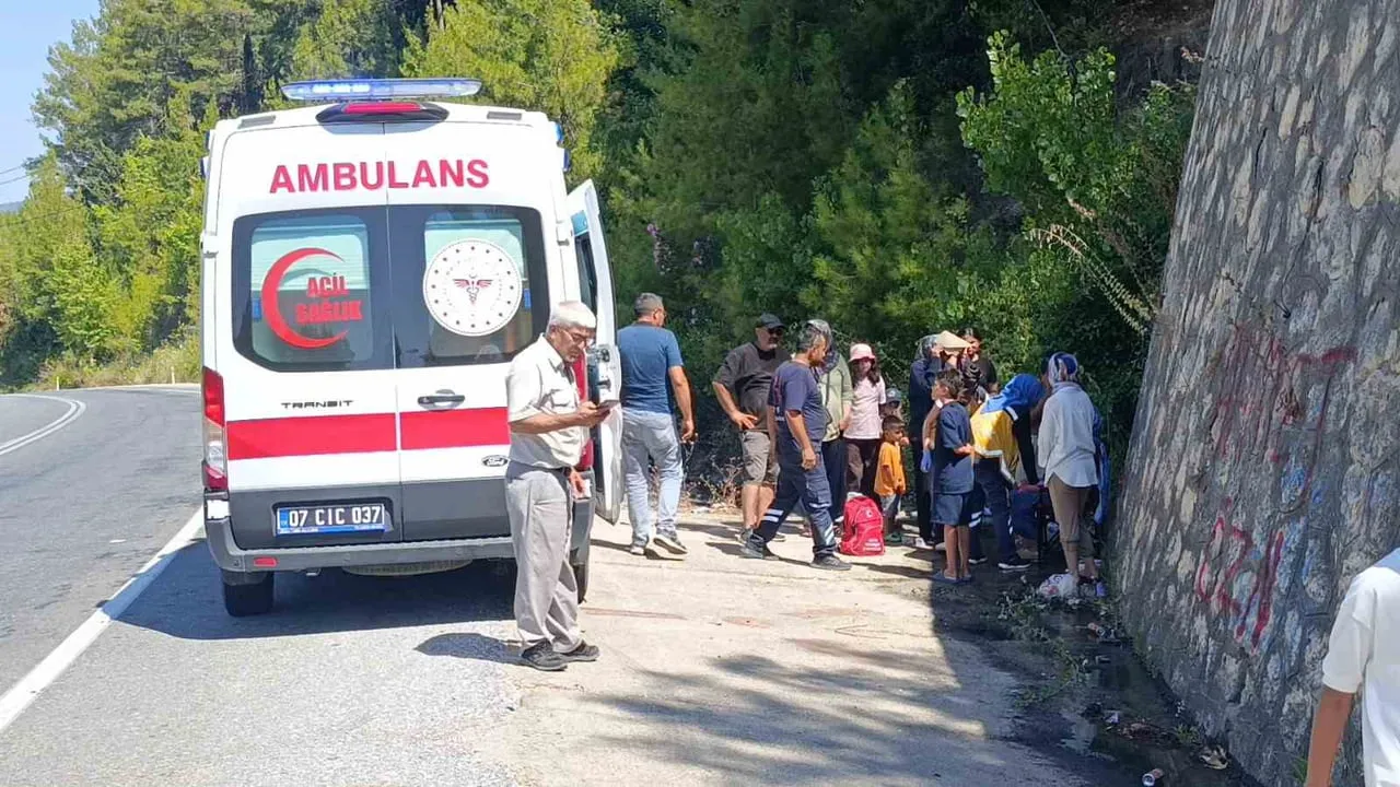Tatilden dönen ailenin otomobili Antalya-Konya D-695 karayolunda yandı