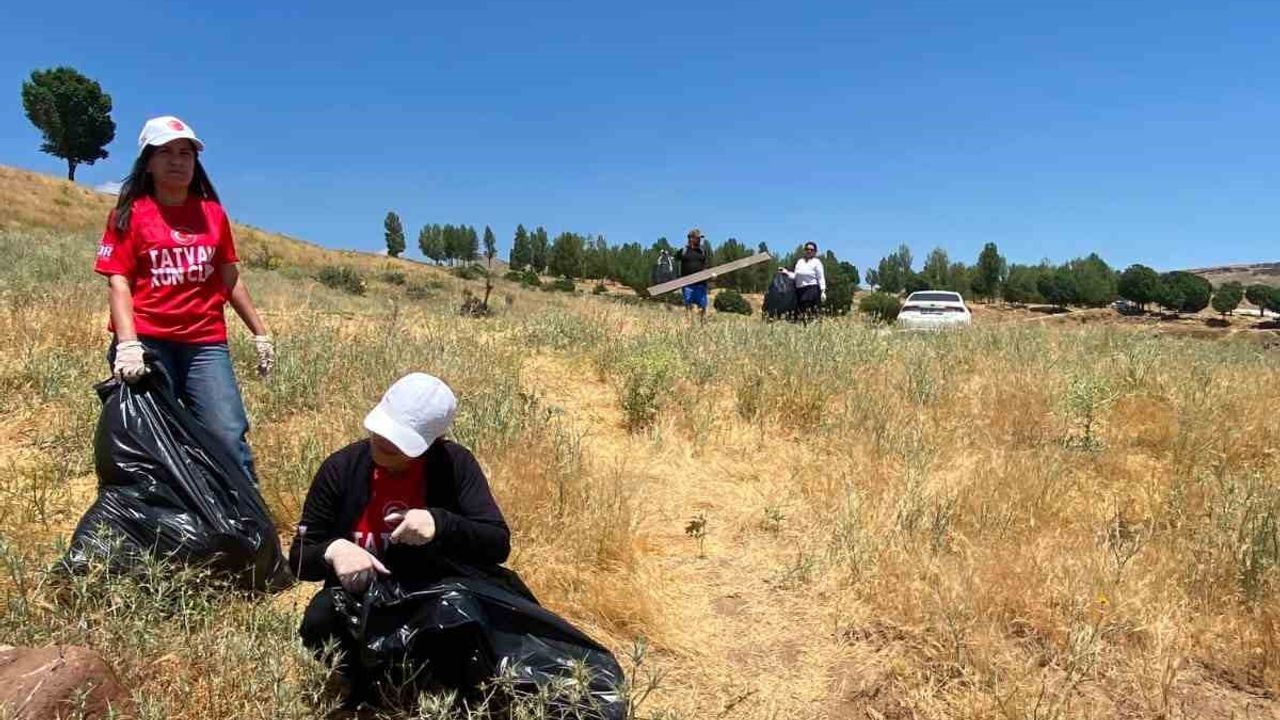 Tatvan'da 15 Temmuz etkinliği: şehitler anıldı, Van Gölü kıyısı temizlendi