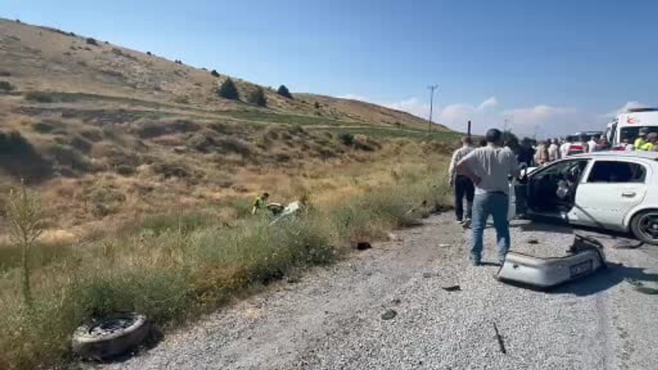 Tatvan'da d-300 karayolu'nda çarpışma: çocuklar dahil 6 kişi yaralandı