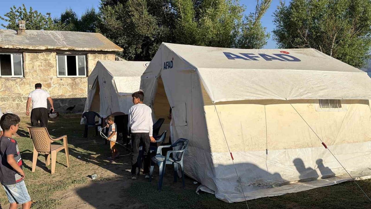 Tatvan Sarıkum köyünde çıkan yangından 22 kişilik aile son anda kurtarıldı