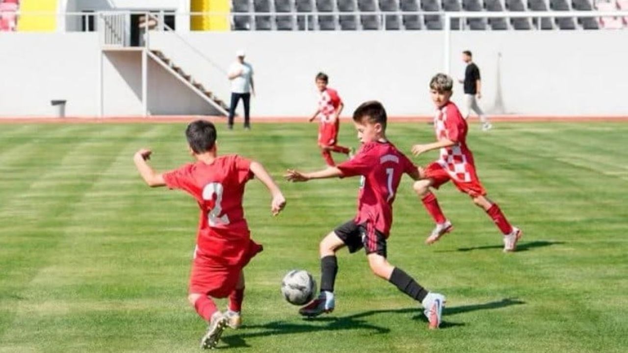 Tavşanlı’da 15 Temmuz için 9-10 yaş futbol şenliği düzenlendi