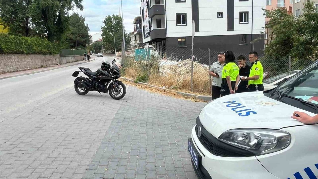 Tavşanlı'da ışıkveren Caddesi'nde otomobil ile motosiklet çarpıştı, sürücü hastaneye kaldırıldı