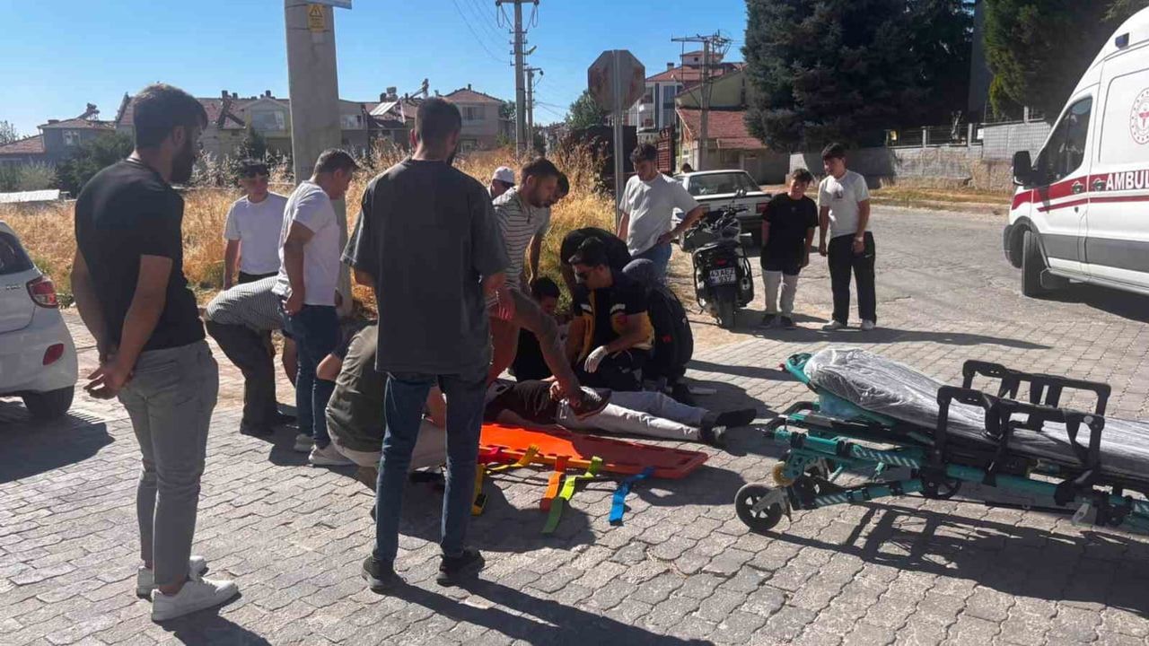 Tavşanlı’da kavşak çarpışması: motosiklet yola savruldu, iki yaralı