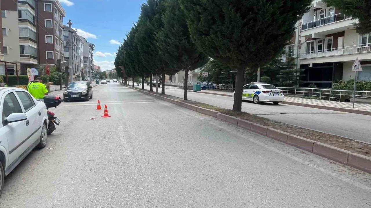 Tavşanlı'da kısa süreli panik: direksiyon hakimiyetini kaybeden motosiklet devrildi