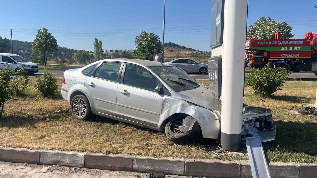 Tavşanlı'da kontrolünü yitiren otomobil istasyon tabelasına çarptı