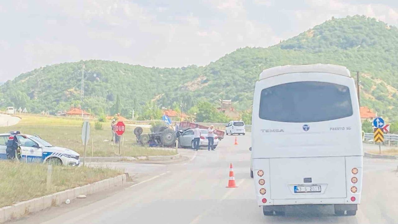 Tavşanlı’da otomobil ile traktör çarpıştı: 3 yaralı
