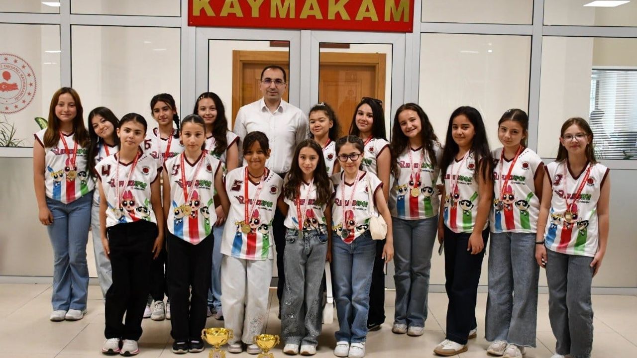 Tavşanlı’da şampiyon voleybol takımı kutlandı