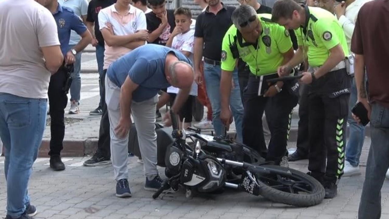 Tavşanlı'da servis aracı ile motosiklet çarpışması: 2 yaralı