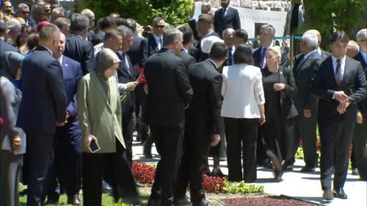 TBMM başkanı Numan Kurtulmuş 15 Temmuz Şehitler Anıtı'na karanfil bıraktı