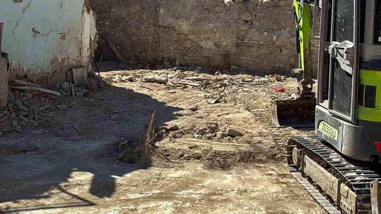 Tehlike oluşturan yapı kontrollü yıkımla etkisiz hale getirildi