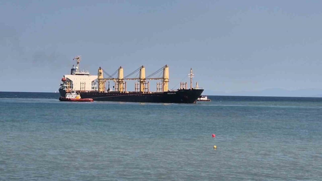 Tekirdağ açıklarında karaya oturan yük gemisi için kurtarma çalışmaları sürüyor