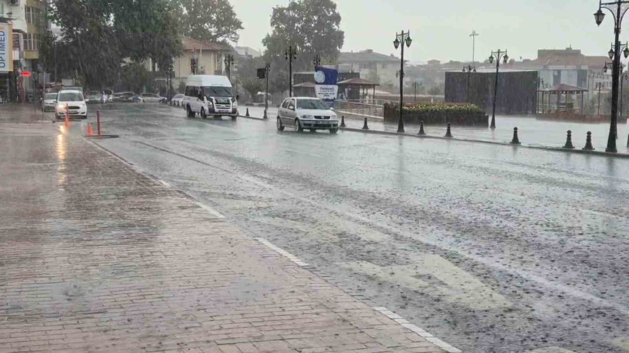 Tekirdağ'da aniden bastıran sağanak kent merkezinde yaşamı zorlaştırdı