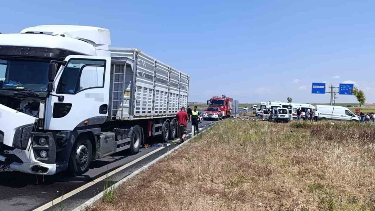 Tekirdağ'da kamyon ile otomobil çarpıştı: 2 kişi öldü, 3 yaralandı