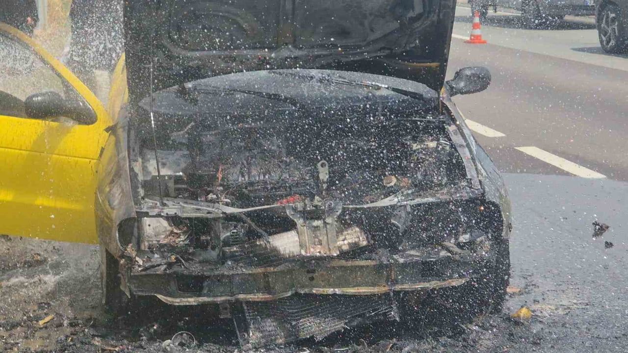Tekirdağ'da otomobil alev aldı, beş kişi son anda kurtarıldı