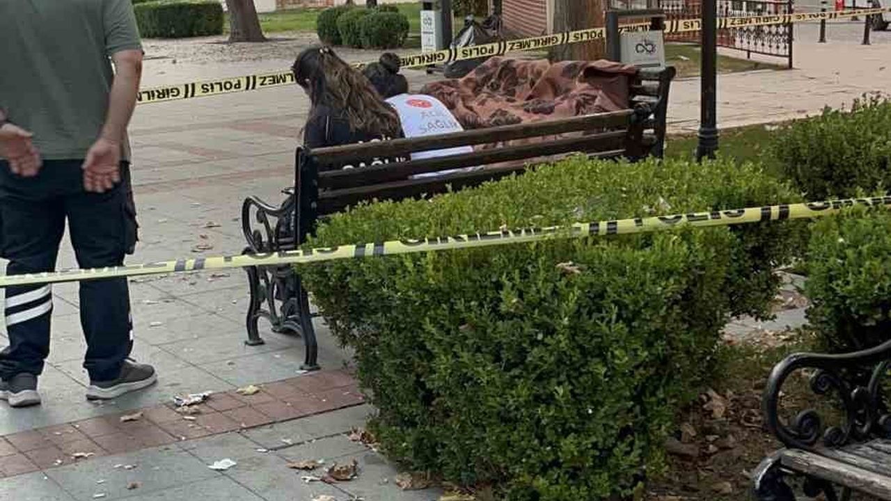 Tekirdağ'da parkta yatan kişinin battaniyenin altında cansız bedeni bulundu