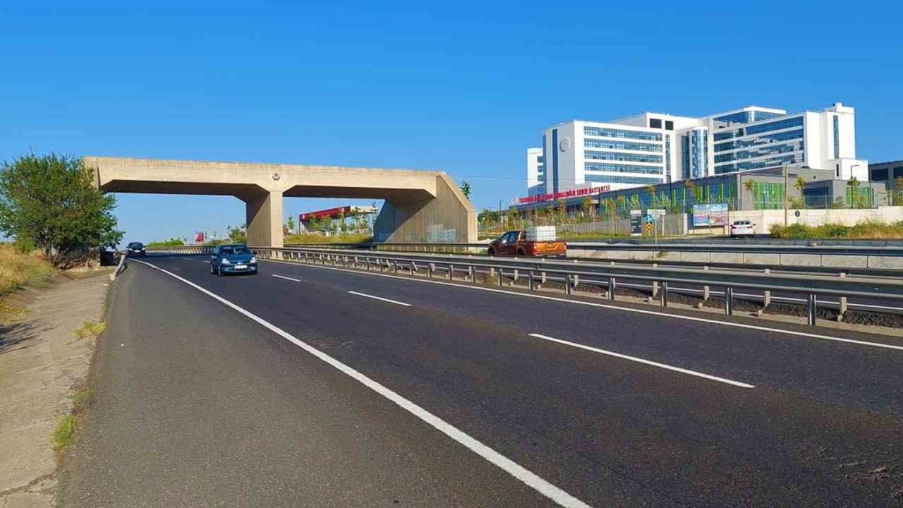 Tekirdağ’da şehir hastanesi ulaşımını rahatlatacak köprülü kavşakta önemli aşama
