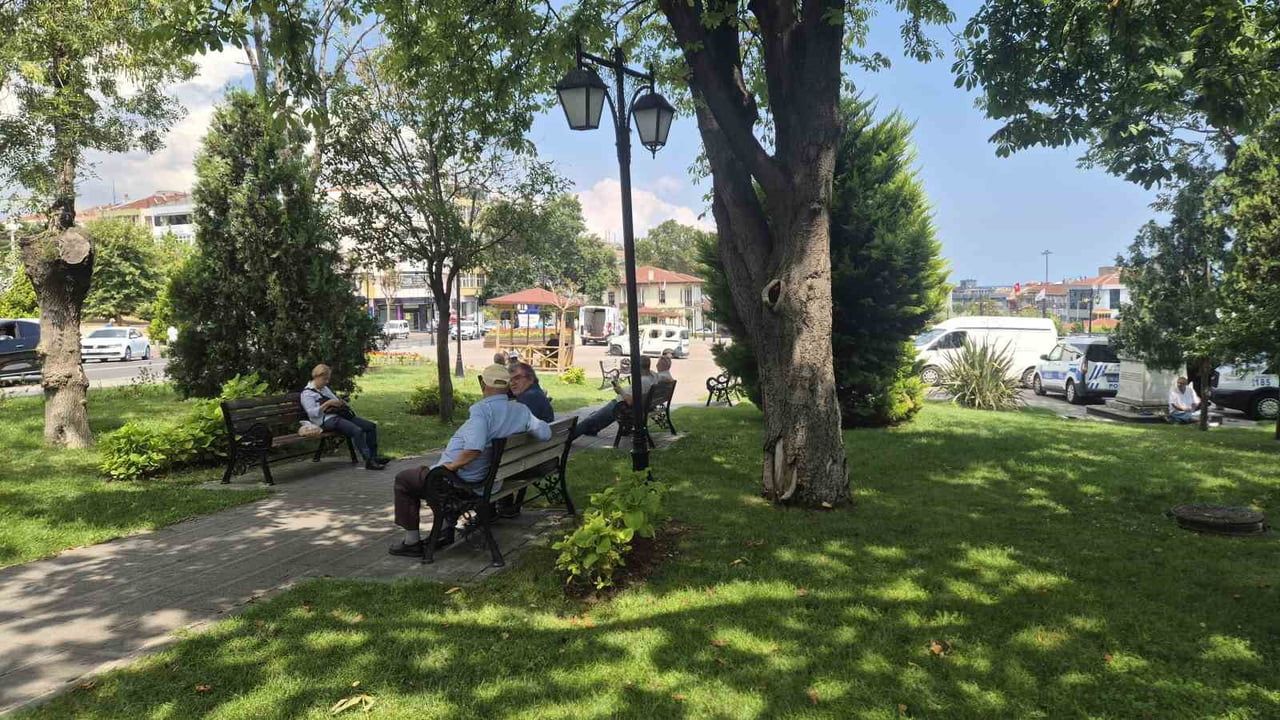 Tekirdağ'da sıcaktan bunalanlar gölgelik alanlara sığındı