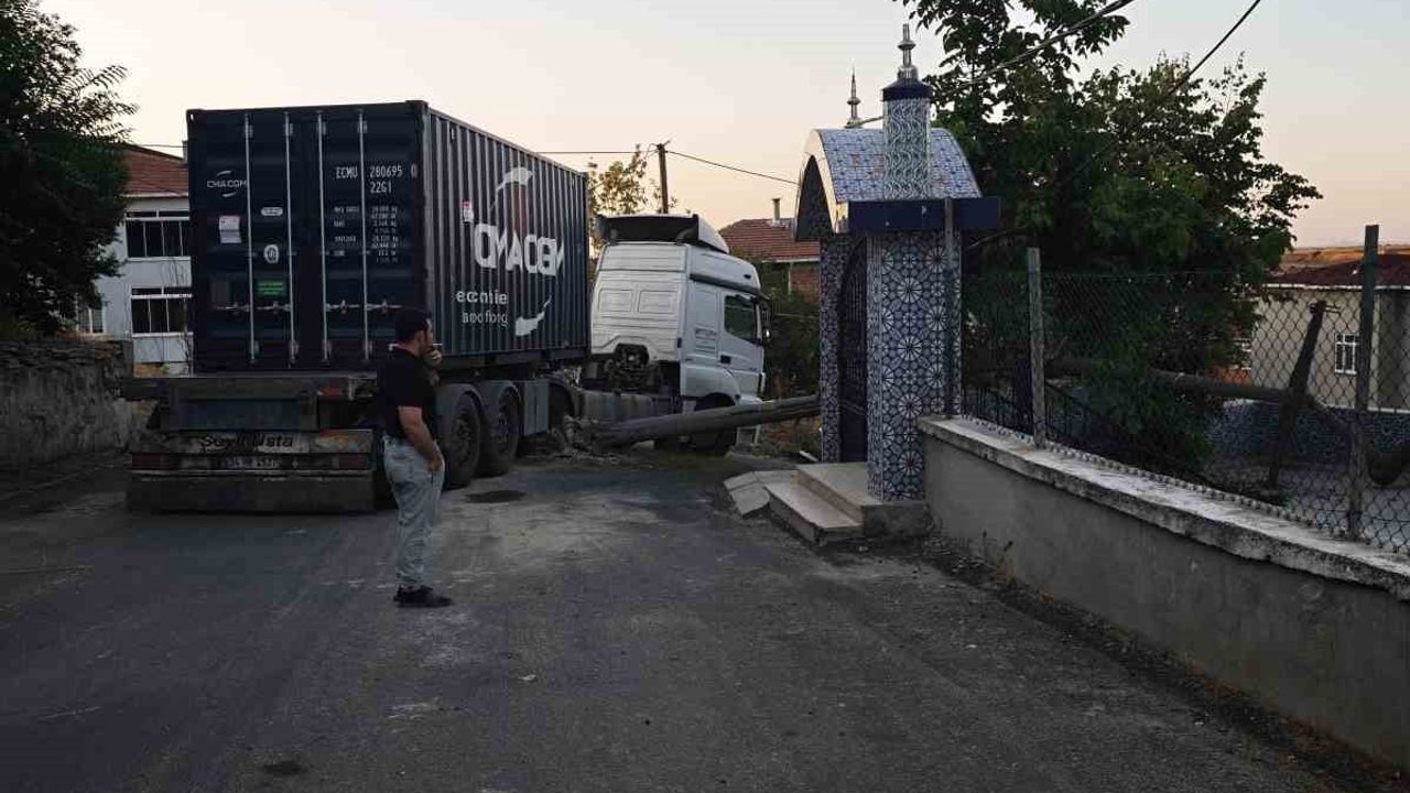 Tekirdağ’da tırın çarptığı elektrik direği cami avlusuna devrildi