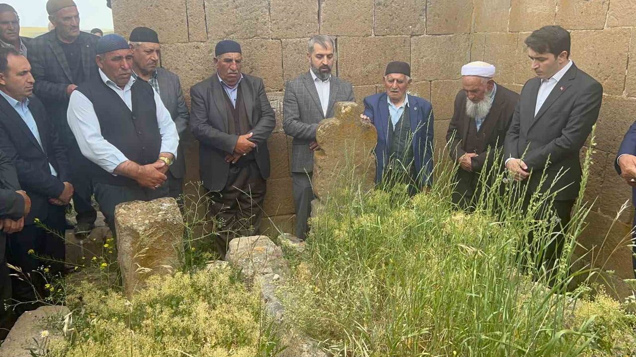 Tekman kaymakamı türbede şeyh Süleyman efendi'nin manevi mirasını yad etti