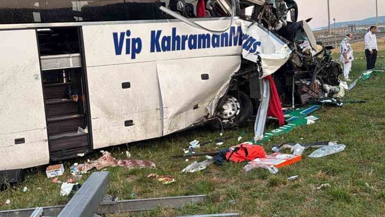 TEM Otoyolu geçişinde yolcu otobüsü bariyere çarptı: 15 yaralı