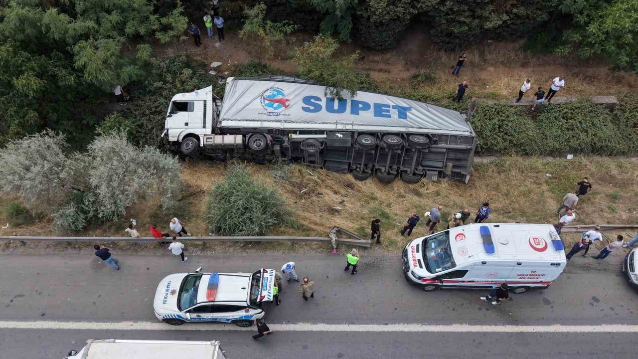 Tem otoyolu'nda bariyere çarpan tır yan yatıp trafiği aksattı