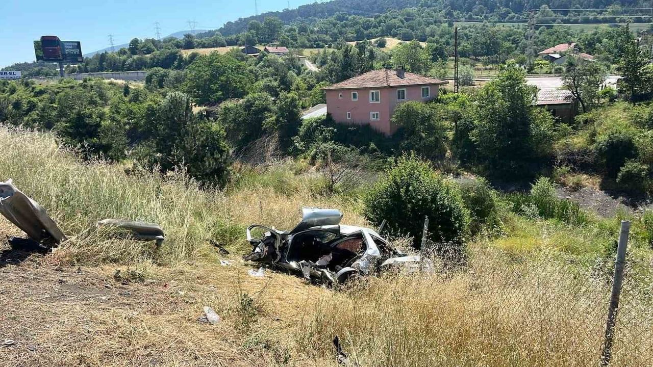 TEM otoyolunda şarampole devrilen otomobil: 1 ölü, 3 yaralı