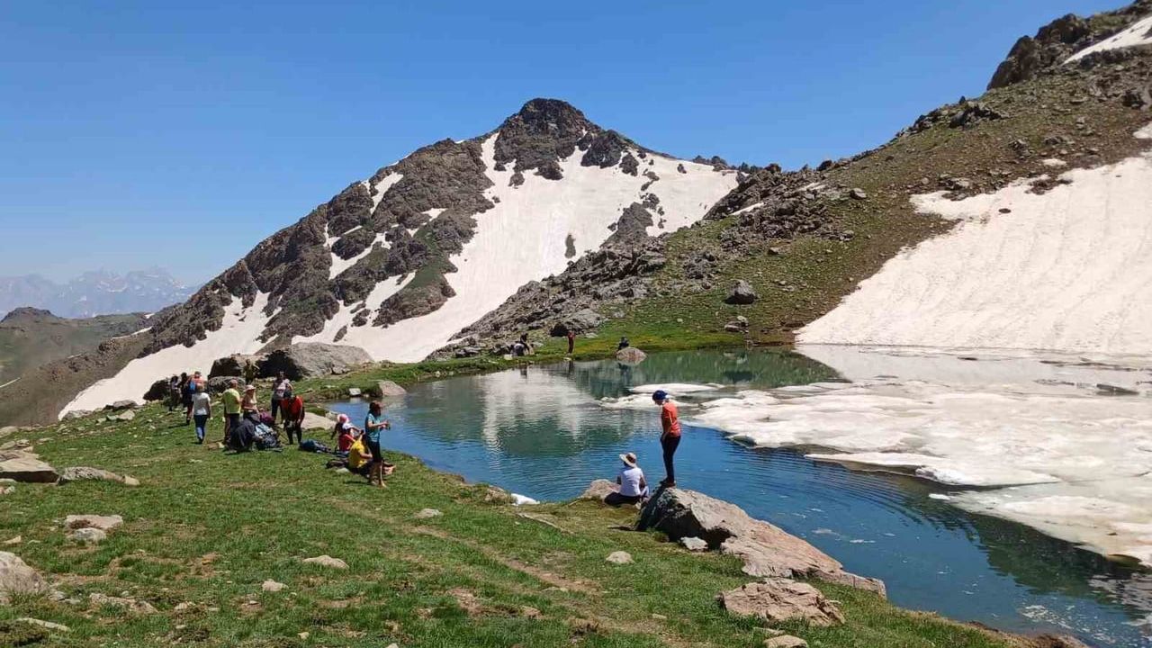 Temmuz ayında buzlu gölde yüzme keyfi