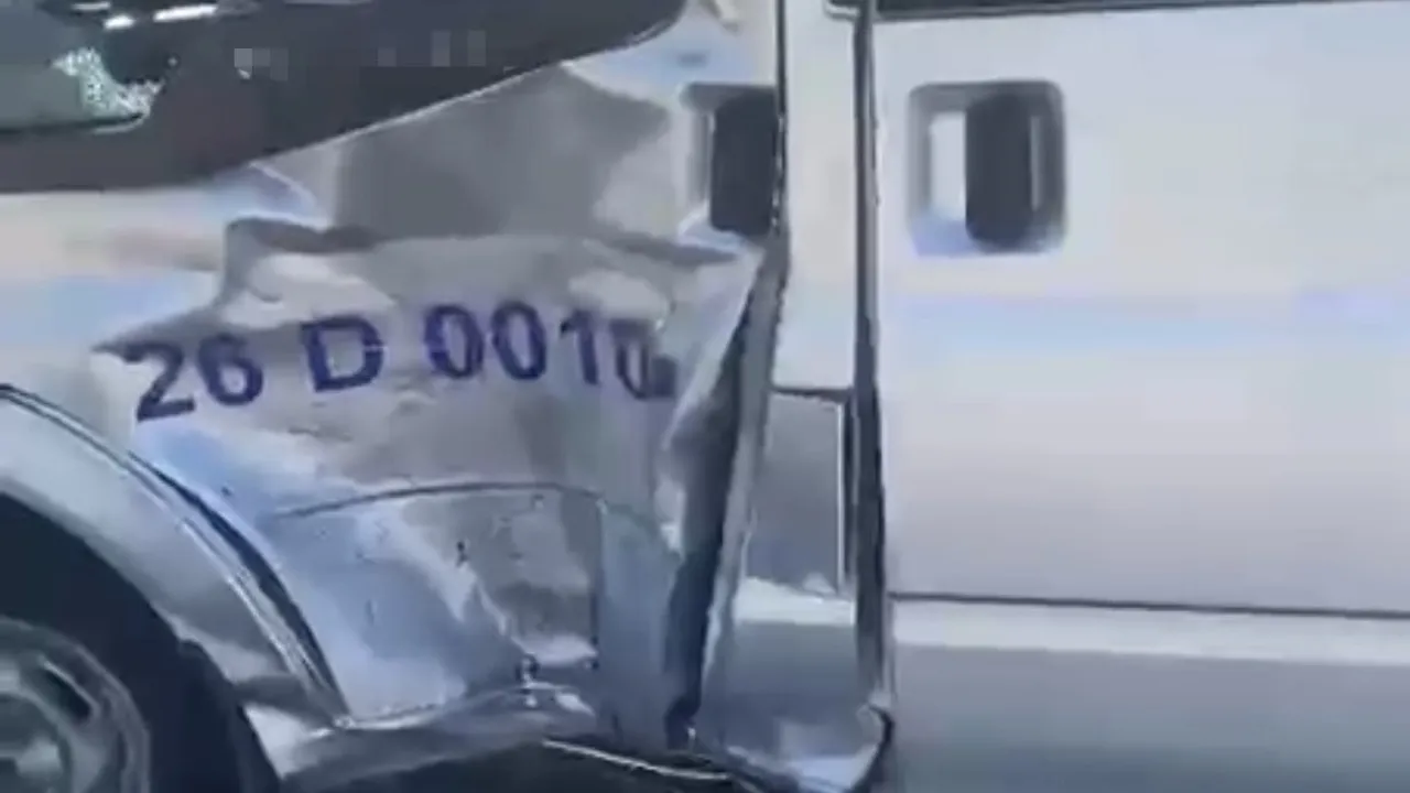 Tepebaşı'nda yan çarpışma: motosiklet sürücüsü hastaneye kaldırıldı