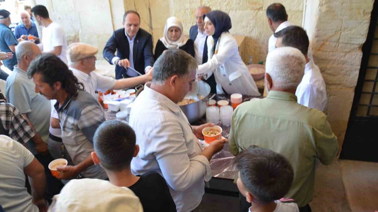 Tercan'da tarihi kervansarayda aşure ikramı