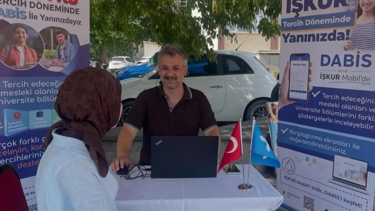 Tercih döneminde gençlere kılavuz olan İŞKUR standı