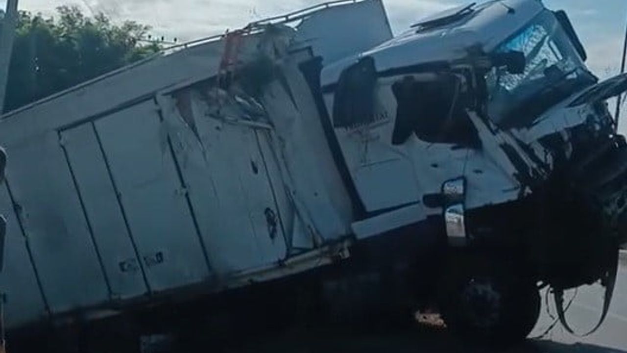 Terme'de tır bariyerlere çarpıp devrildi: sürücü yaralandı