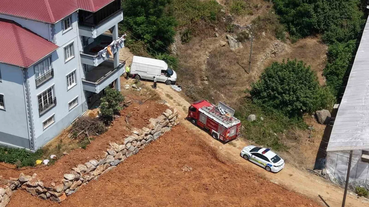 Ticari araç çıkmaz sokağı dönüşte bahçeye düşmekten kurtuldu