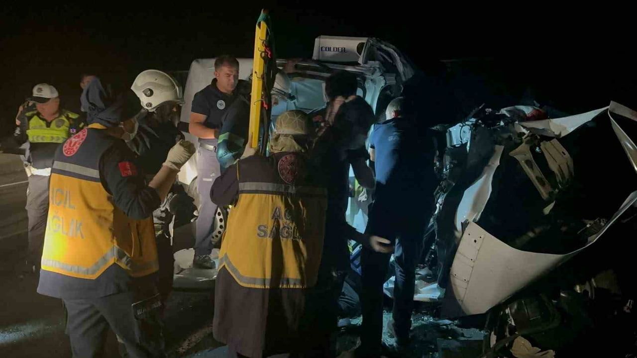 Tır dorse kopması zincirleme kazaya yol açtı: 3 kişi hayatını kaybetti