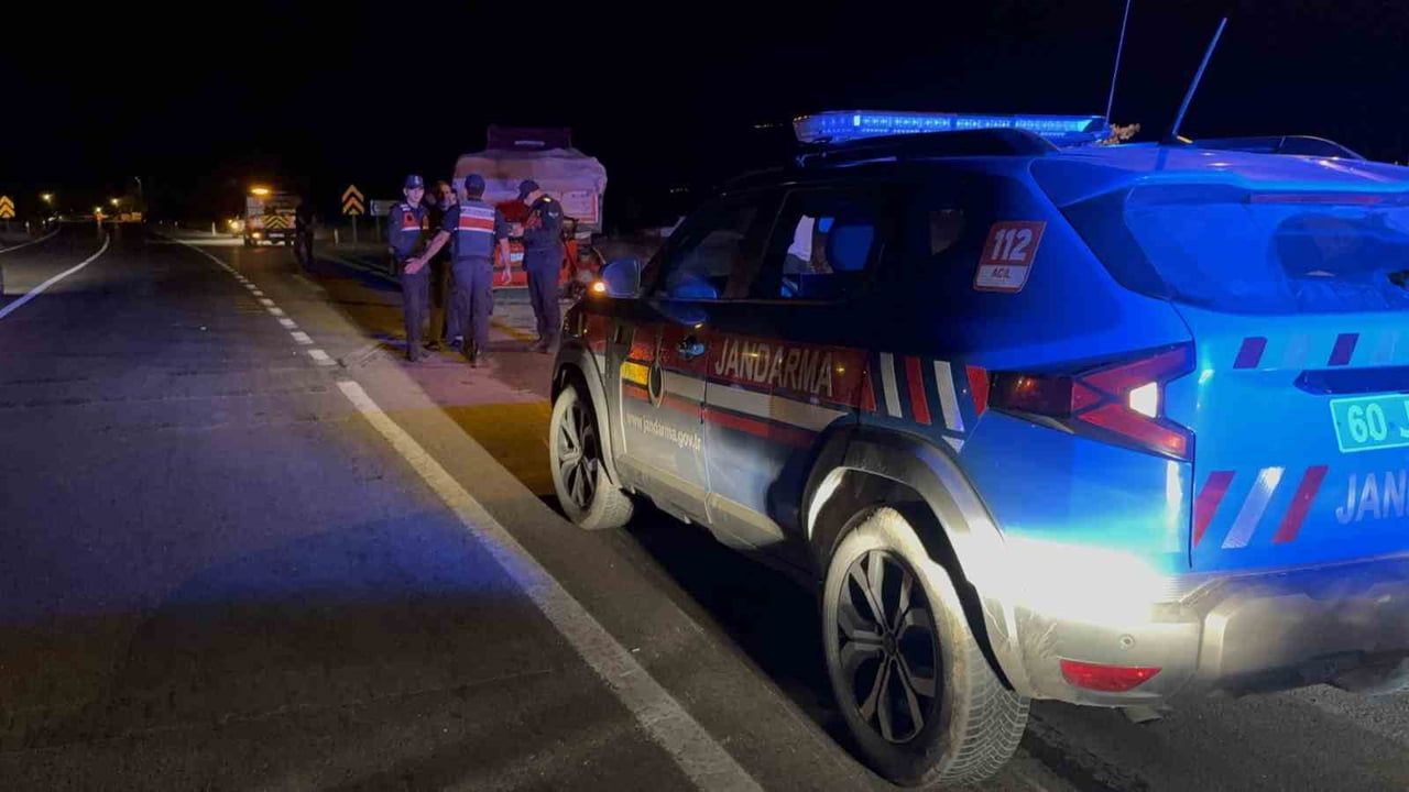 Tır dorsesine çarpan 21 yaşındaki sürücü hayatını kaybetti