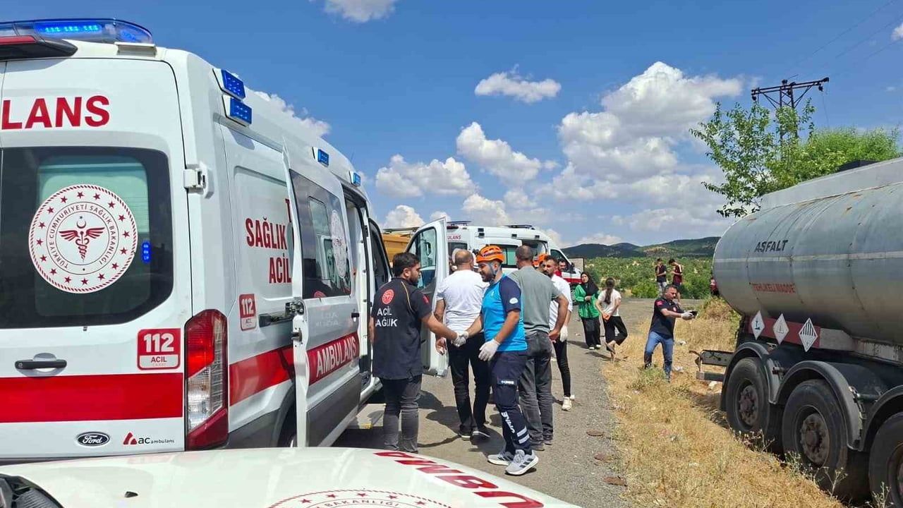 Tır ve otomobil çarpıştı: 2 yaralı