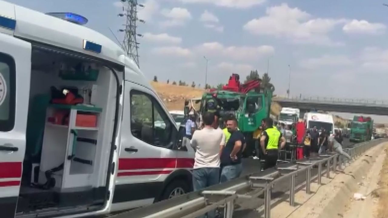 Tıra arkadan çarpan çöp kamyonu sürücüsü ağır yaralandı