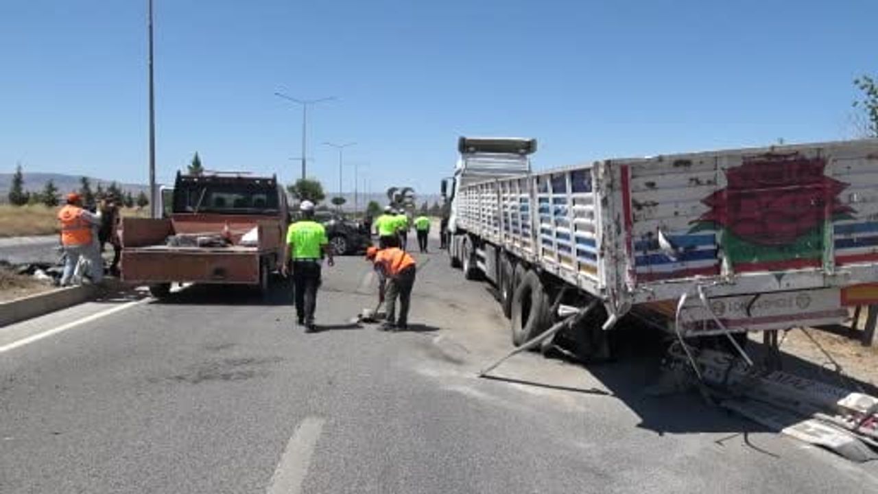 Tıra arkadan çarpan otomobil hurdaya döndü: 1 yaralı