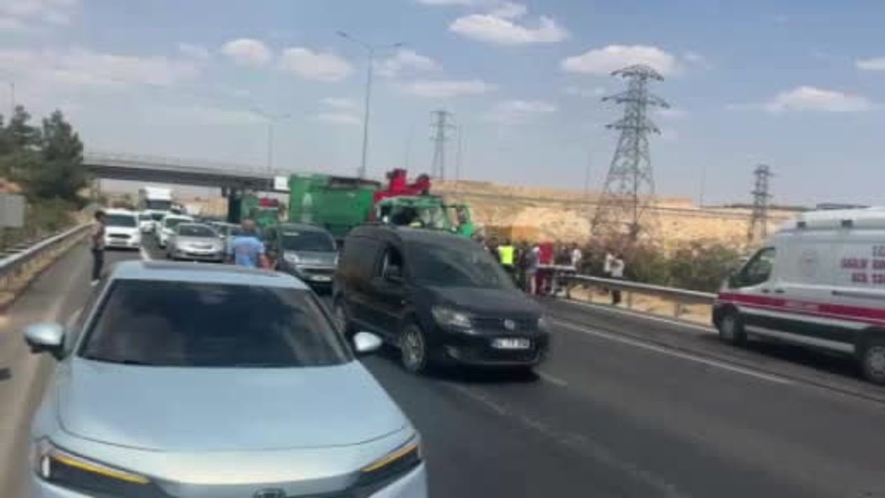 Tıra çarpan çöp kamyonu sürücüsü ağır yaralandı