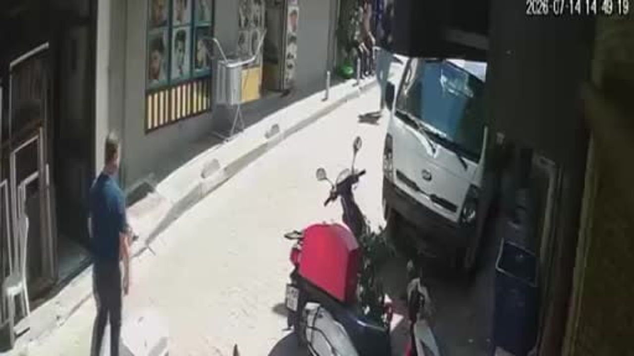 Tıraşını beğenmeyen genç berberini bacağından bıçakladı