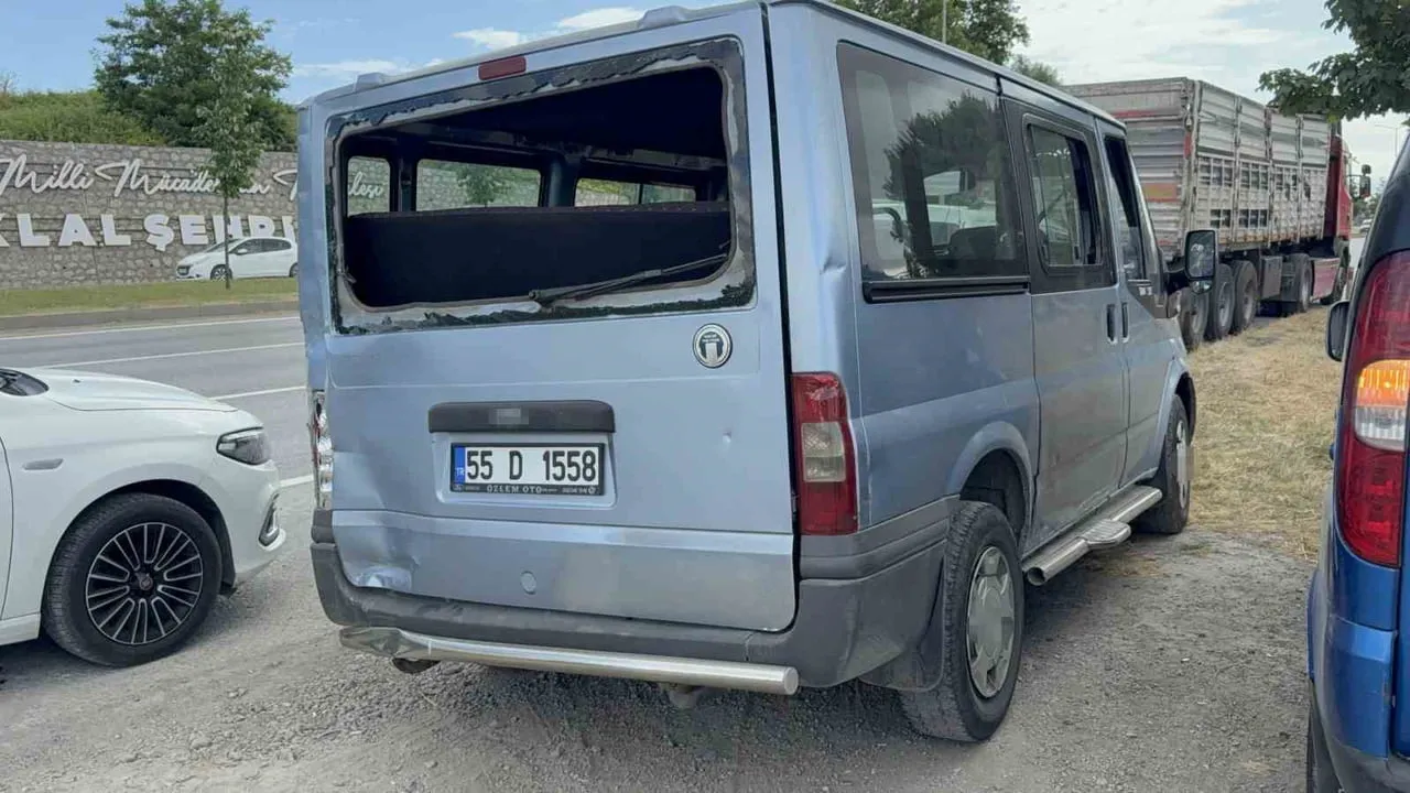 Tırın çarptığı dolmuşun sürücüsü yaralandı