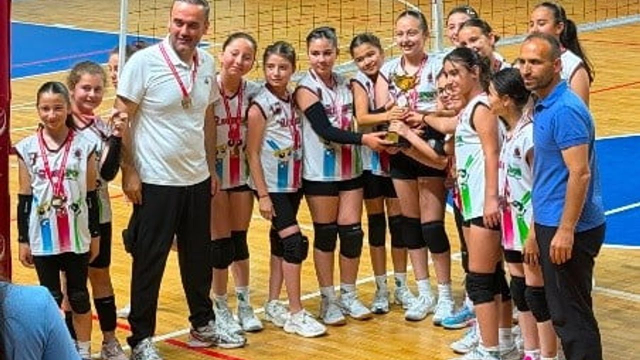 TKİ Tavşanlı Linyitspor voleybolda ilk iki sırayı aldı