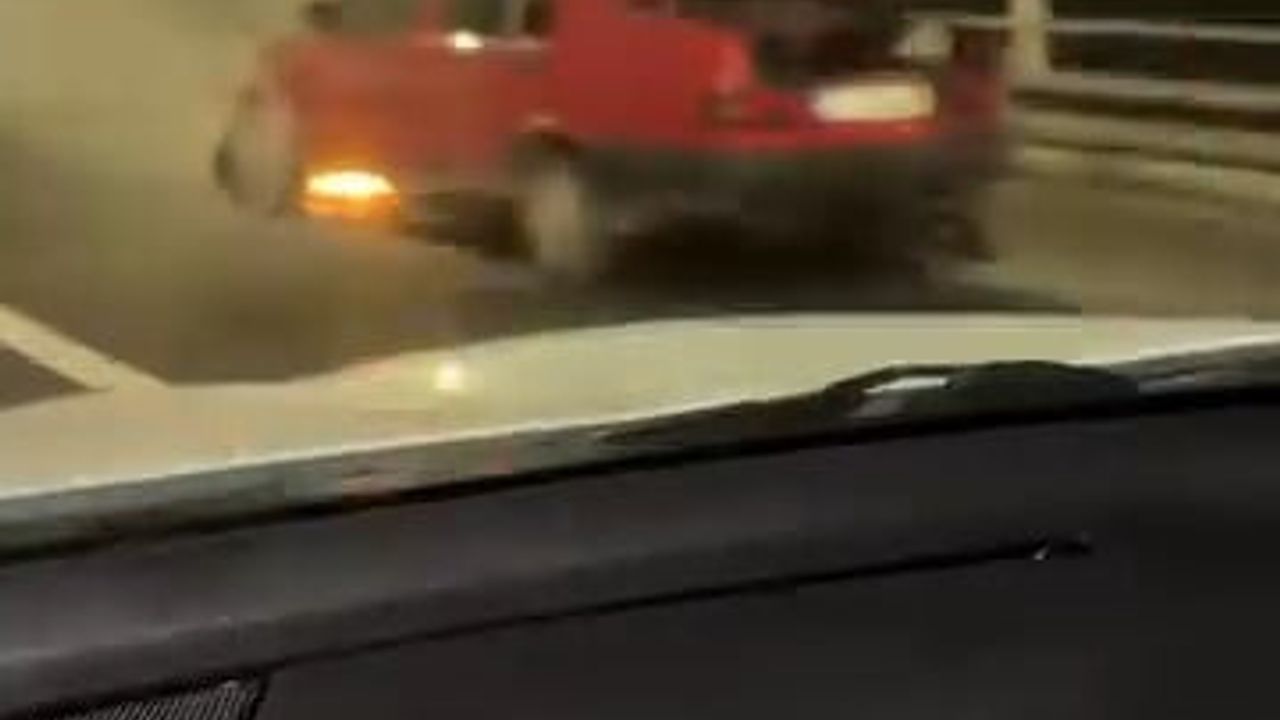 Tofaş marka otomobil köprü üzerinde alev aldı