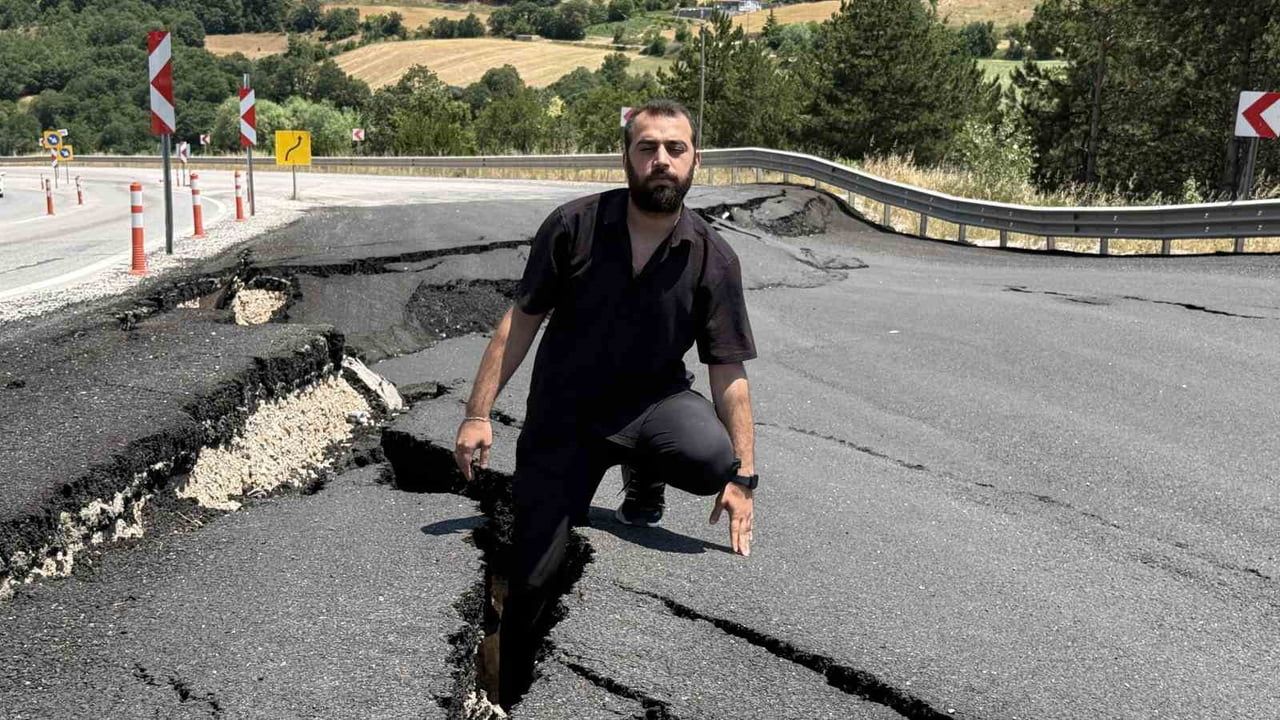 Tokat-Sivas karayolunda Kızıliniş mevkiinde yol çökmesi tek şeride düştü