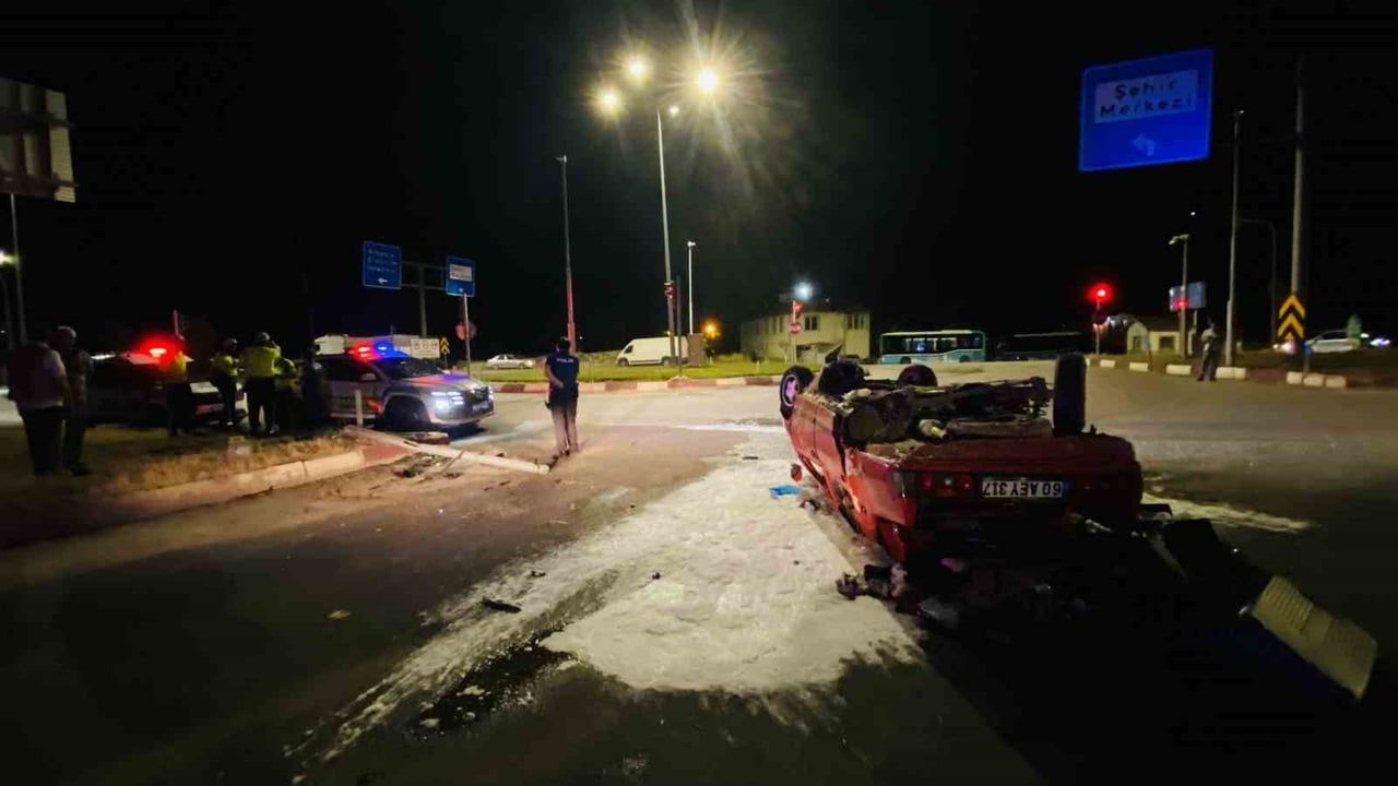 Tokat'ta kavşakta çarpışma: Tofaş ters döndü, iki kişi yaralandı