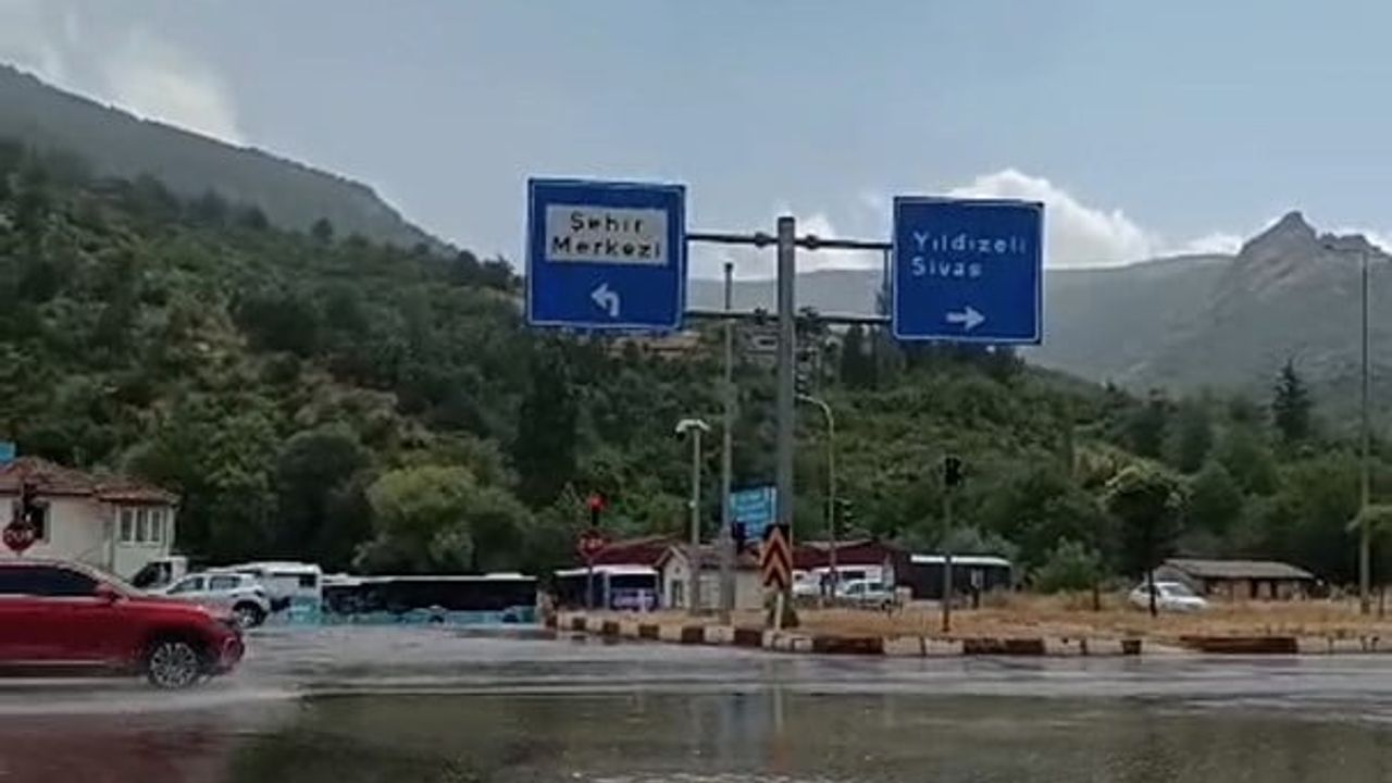 Tokat'ta kuvvetli fırtına çatıları uçurdu, sokaklar suyla doldu