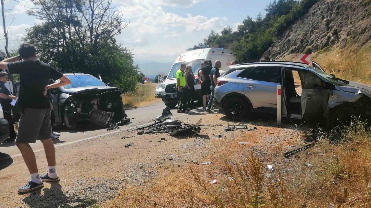 Tokat'ta otomobiller kafa kafaya çarpıştı: 10 yaralı