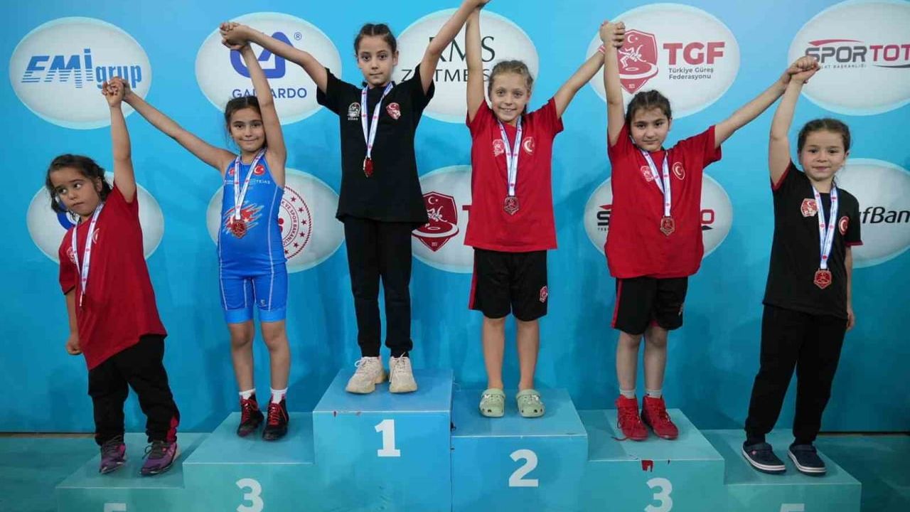 Tokatlı kız güreşçiler Ankara'da 5 madalya ile sahne aldı