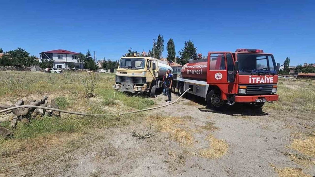 Tomarza'da boş arazideki lastik yangını hızlı müdahaleyle söndürüldü