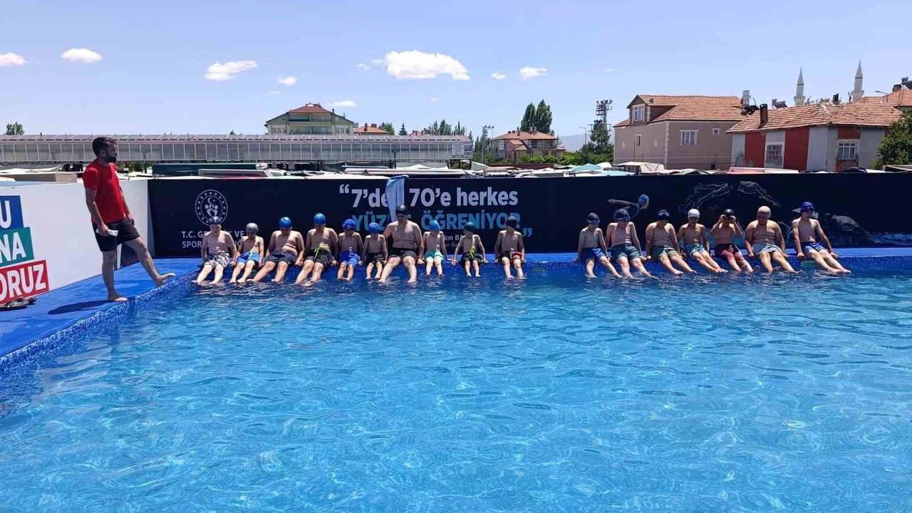 Tomarza’da yaz spor okullarında yüzme heyecanı sürüyor